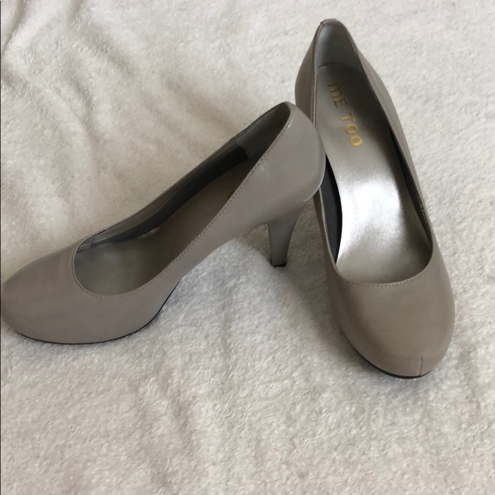 Gray pumps